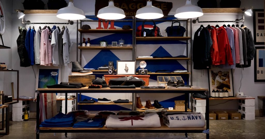 Boutique de mode avec éclairage chaleureux et diffuseur de parfum d'ambiance