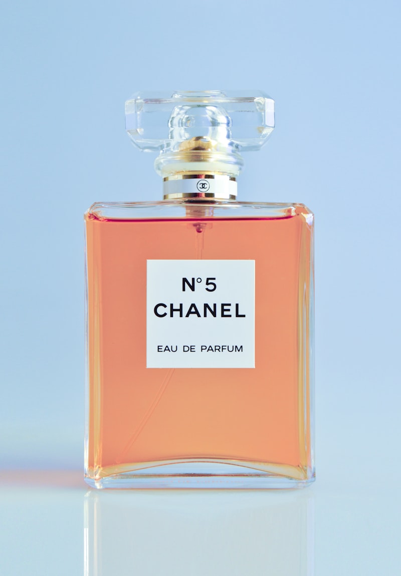 Flacons de parfum illustrant la diversite des familles olfactives