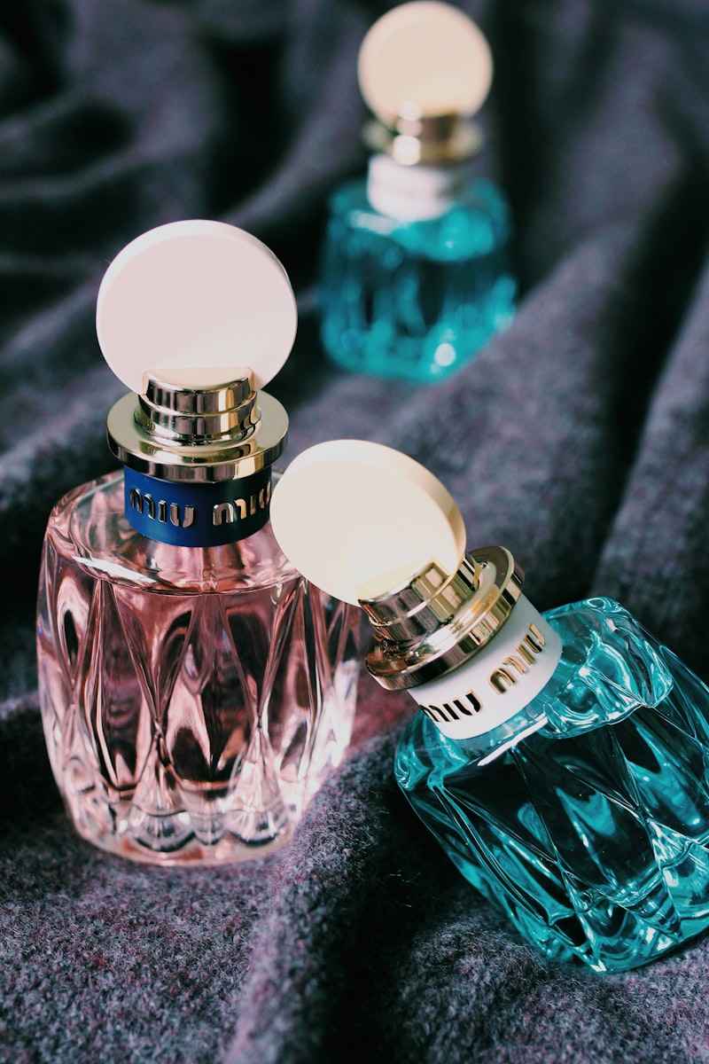 Fioles d'huiles essentielles et ingredients naturels pour la formulation de fragrances