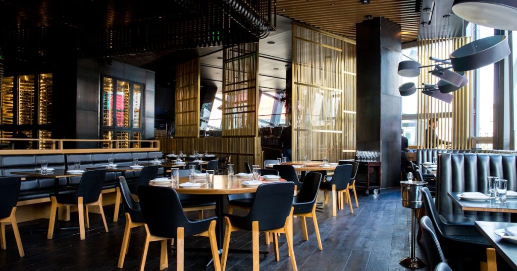 Restaurant chaleureux avec lumière tamisée et ambiance olfactive de vanille et d'épices