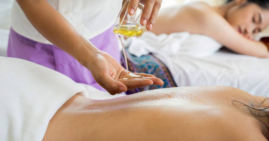 Spa de luxe avec ambiance olfactive de lavande et d'eucalyptus, bougies et serviettes roulées